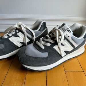 New Balance 574 size 8, like new!